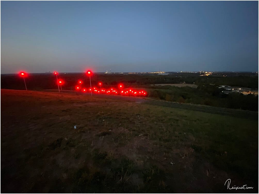 35 Leuchtmasten auf 8000 qm sorgen für die Illumination des Geleuchts