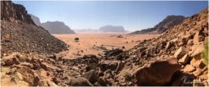 Der Blick von Lawrence Spring ins Wadi Rum