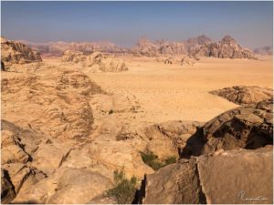 Ausblick ins Wadi Rum während der Wanderung zur Burdah Rock Bridge