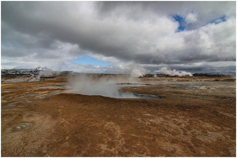 Die Hverarönd Geothermal Area beeindruckt durch zahlreiche Solfatarenfelder und blubbernde Schlammtöpfe