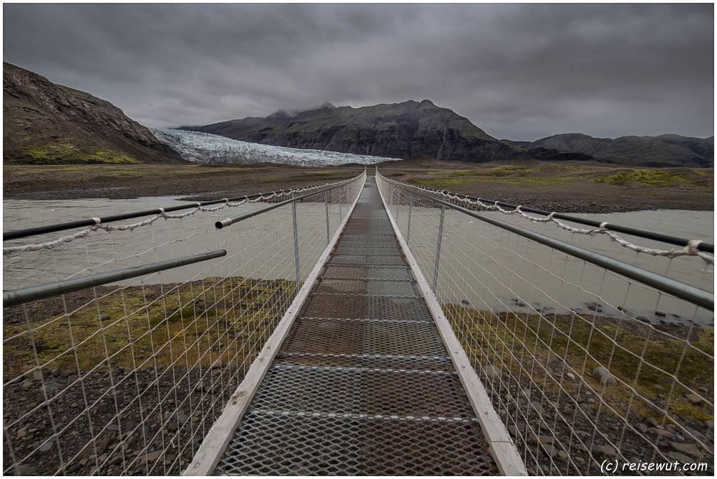 Die Hängebrücke am Flaajökull