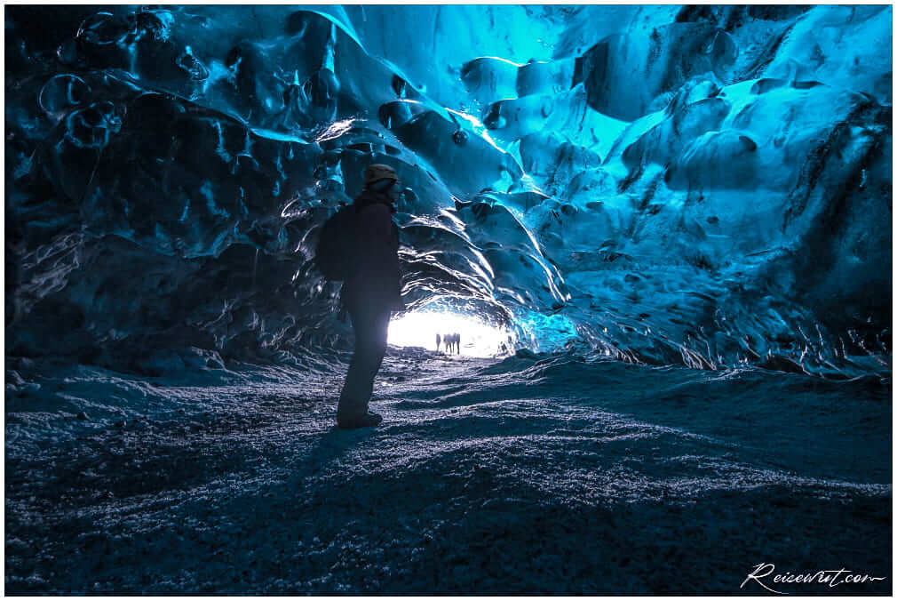 Im Inneren der Crystal Cave erwartet einen ein unwirkliches Blau