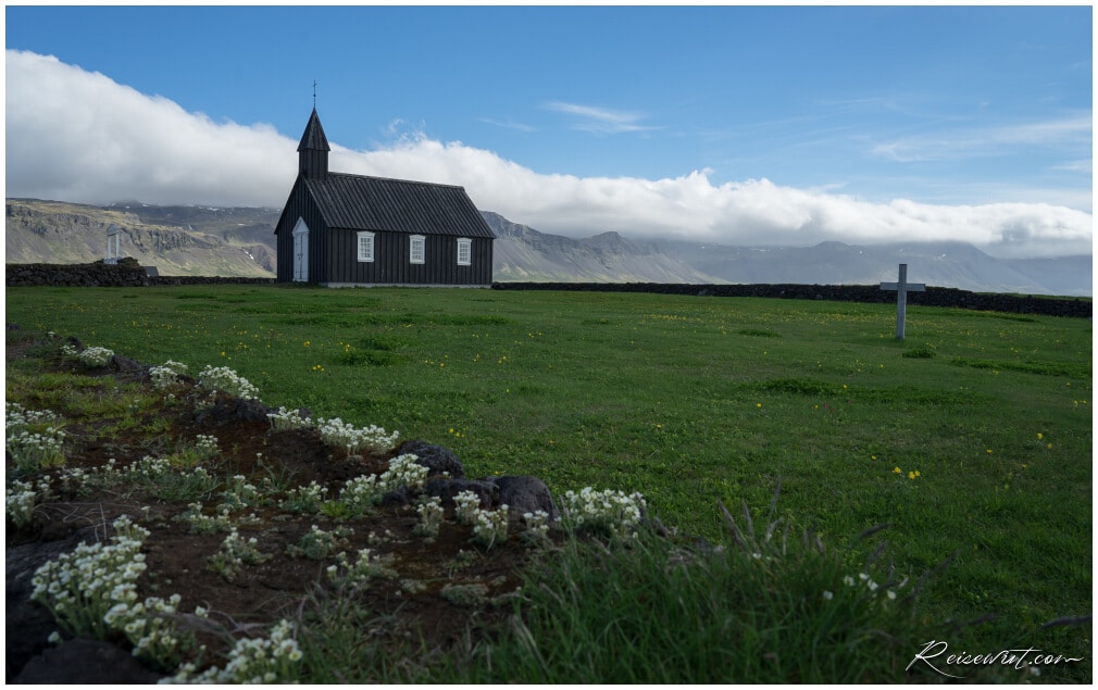Budirkirkja, eine der wenigen schwarzen Kirchen auf Island