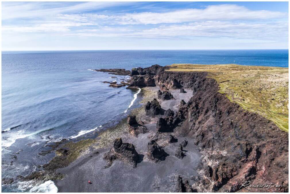 Bizarre Formationen markieren das rechte Ende vom Djúpalónssandur Beach