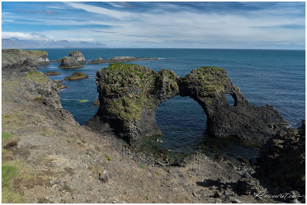 Der Gatklettur Sea Arch bei Arnarstapi