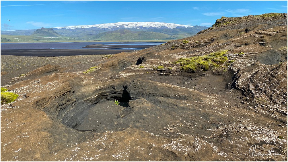 Blick über die Lagune Dyrholaos in Richtung des mächtigen Eyjafjallajökull