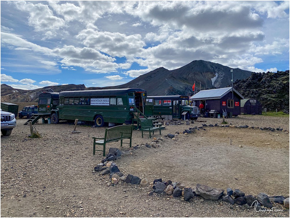 Die Mountain Mall besteht aus 3 aneinander gestellten, alten Bussen