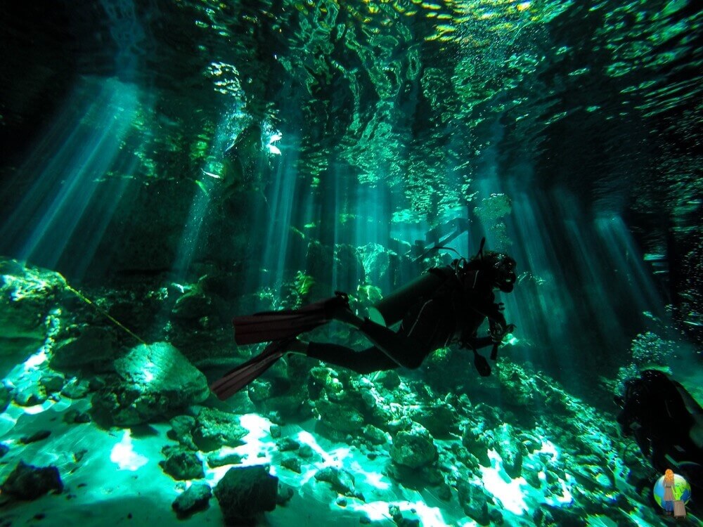 Das Bild ist für mich etwas ganz Besonderes. Es entstand auf meinem ersten Höhlentauchgang in der Cenote “Dos Ojos” auf der Halbinsel Yucatan. Dieser Tauchgang wird mir glaube ich noch sehr lange in Erinnerung bleiben, da das Spiel von Licht und Schatten in den Höhlen einfach so spannend und wunderschön war.