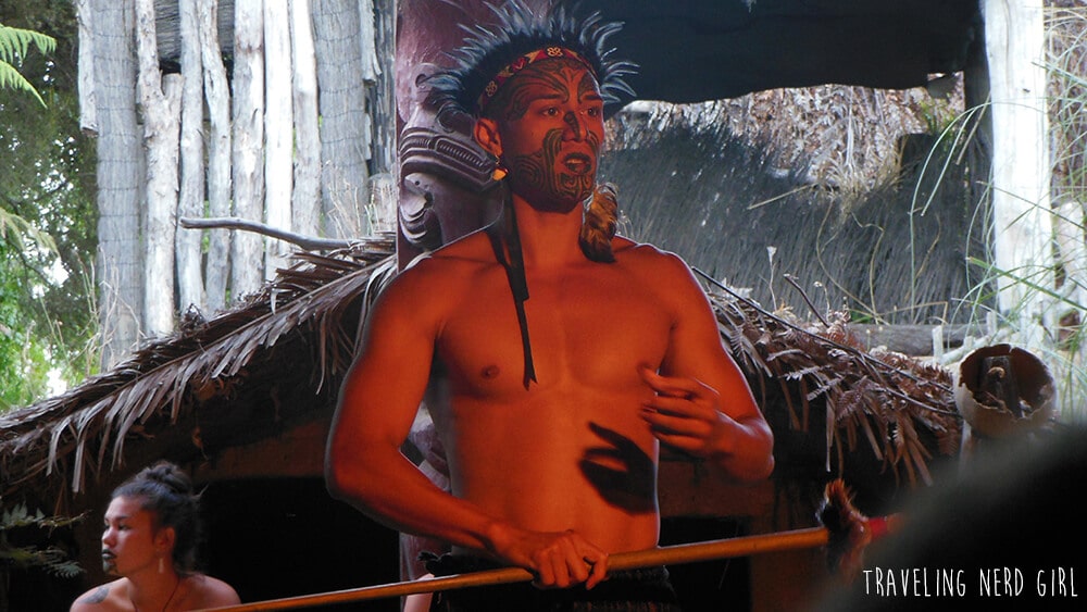 Ein Maori bei einer Vorführung