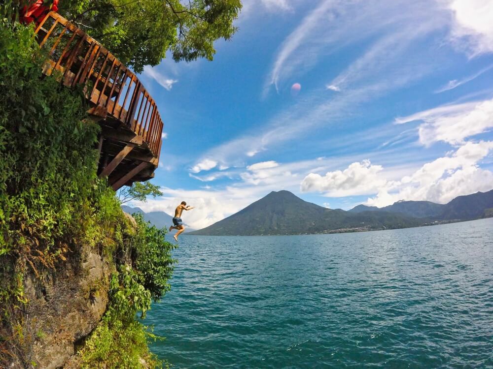 Auf Reisen muss man immer wieder über seinen Schatten springen und wächst über sich hinaus. So haben wir auch unseren ganzen Mut zusammengenommen und sind von einer zwölf Meter hohen Plattform in den Lago de Atitlán in Guatemala gesprungen.