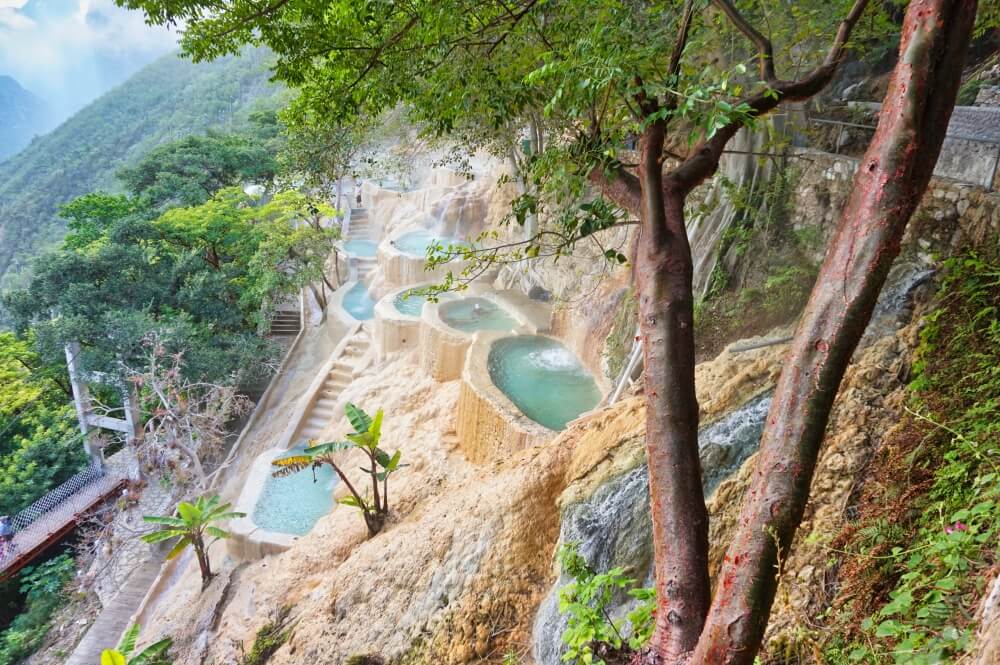 Die Grutas de Tolantongo sind ein weiterer unglaublicher Ort in Mexiko und ein tolles Ziel, wenn man unter Mexikanern ein entspanntes Wochenende verbringen will. Die Pools werden mit Wasser aus heißen Quellen gespeist und liegen inmitten eines mächtigen Canyons.